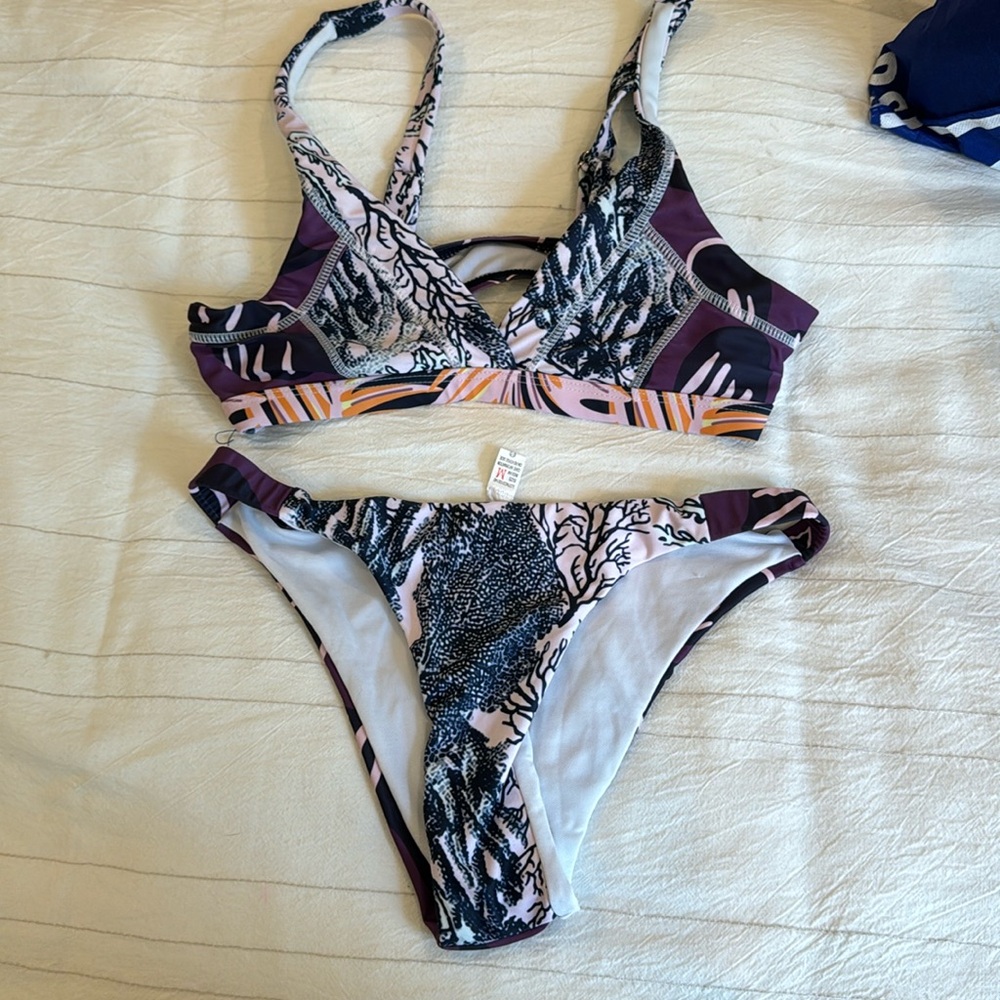 Bikini, never worn the bottoms